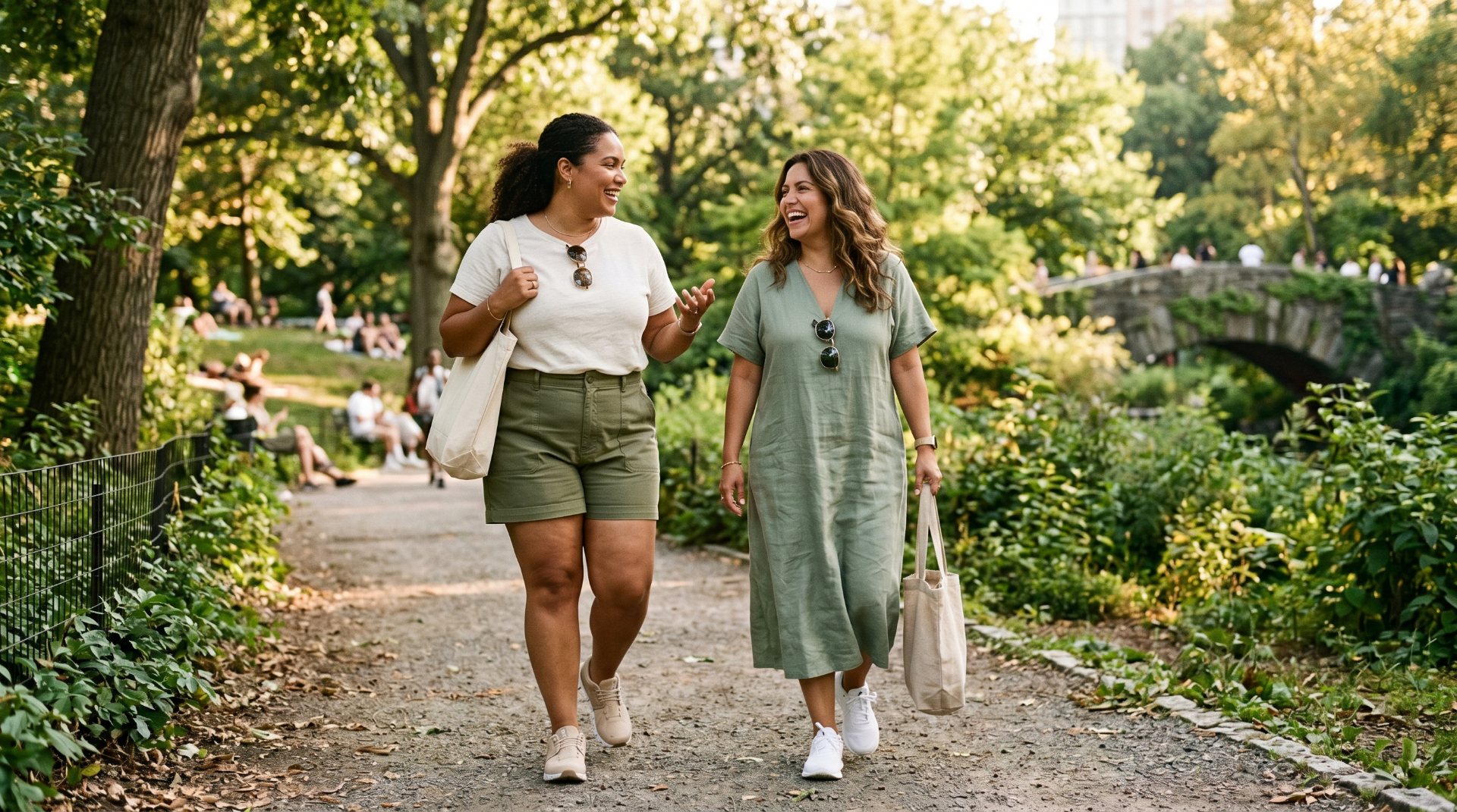 Mulher caminhando ao sol em vestido leve, expressão tranquila, ambiente urbano premium